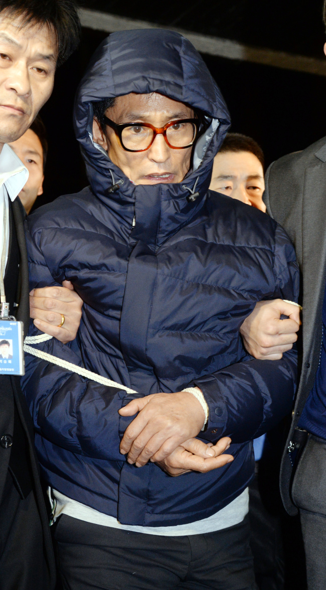 대출 사기 혐의로 필리핀에서 검거된 옛 폭력조직 '양은이파'의 두목 조양은 씨가 29일 오전 서울 마포구 경찰광역수사대에 들어서고 있다.박현구 기자phko@heraldcorp.com 2013.11.29
