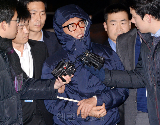 대출 사기 혐의로 필리핀에서 검거된 옛 폭력조직 '양은이파'의 두목 조양은 씨가 29일 오전 서울 마포구 경찰광역수사대에 들어서고 있다.박현구 기자phko@heraldcorp.com 2013.11.29
대출 사기 혐의로 필리핀에서 검거된 옛 폭력조직 '양은이파'의 두목 조양은 씨가 29일 오전 서울 마포구 경찰광역수사대에 들어서고 있다.박현구 기자phko@heraldcorp.com 2013.11.29
대출 사기 혐의로 필리핀에서 검거된 옛 폭력조직 '양은이파'의 두목 조양은 씨가 29일 오전 서울 마포구 경찰광역수사대에 들어서고 있다.박현구 기자phko@heraldcorp.com 2013.11.29
대출 사기 혐의로 필리핀에서 검거된 옛 폭력조직 '양은이파'의 두목 조양은 씨가 29일 오전 서울 마포구 경찰광역수사대에 들어서고 있다.박현구 기자phko@heraldcorp.com 2013.11.29
대출 사기 혐의로 필리핀에서 검거된 옛 폭력조직 '양은이파'의 두목 조양은 씨가 29일 오전 서울 마포구 경찰광역수사대에 들어서고 있다.박현구 기자phko@heraldcorp.com 2013.11.29
대출 사기 혐의로 필리핀에서 검거된 옛 폭력조직 ‘양은이파’의 두목 조양은(63ㆍ가운데) 씨가 29일 서울로 압송, 마포구 경찰광역수사대로 들어서고 있다. 이 자리에서 혐의를 전면 부인한 조 씨는 지난 2010년 8월 서울 강남 일대에서 유흥주점 2곳을 운영하며 제일저축은행으로부터 44억원을 불법 대출받아 가로챈 혐의를 받고 있다.   박현구 기자/phko@heraldcorp.com