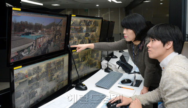 도봉구 CCTV관제센터 감시요원.<br />정희조 기자/checho@heraldcorp.com 131128
도봉구 CCTV관제센터 감시요원.
정희조 기자/checho@heraldcorp.com 131128
도봉구 CCTV관제센터 감시요원.
정희조 기자/checho@heraldcorp.com 131128