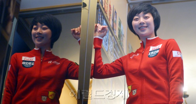 김효주<br />김명섭 기자 msiron@heraldcorp.com
김효주
김명섭 기자 msiron@heraldcorp.com
“빨간색으로 머리 염색한다고 했다가 엄마한테 혼났어요.” 내년 새내기 대학생이 되는 김효주는 필드 밖에선 아직도 귀엽고 발랄한 여고생이다. 김효주는 올 겨울 태국과 미국 전지훈련을 통해 내년에 좀더 프로다운 모습을 보여주겠다는 다부진 각오를 밝혔다.   김명섭 기자/msiron@heraldcorp.com