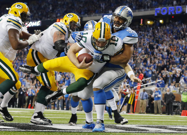 Detroit Lions defensive tackle Ndamukong Suh sacks Green Bay Packers quarterback Matt Flynn for a safety in the third quarter on Thursday.   AP-Yonhap News