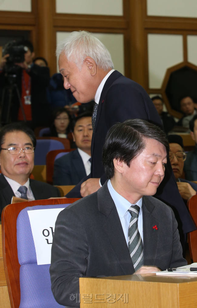 29일 의원회관에서 열린 국정원과 군 등 국가기관의 대통령선거 개입에 대란 특검 추진 공청회에 참석한 안철수 의원 김한길 대표. 박현구 기자phko@