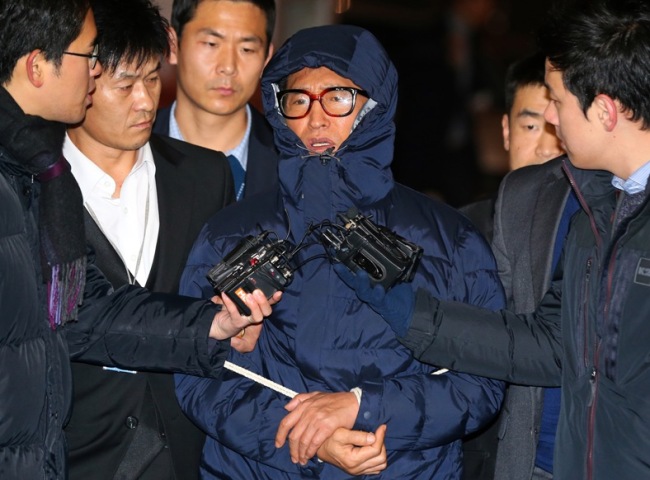 필리핀에서 지난 26일 검거된 폭력조직 '양은이파' 두목 출신 조양은(63)씨가 29일 오전 인천국제공항을 통해 송환된 뒤 서울 마포 광역수사대 앞에서 취재진 질문에 답하고 있다. (연합뉴스)