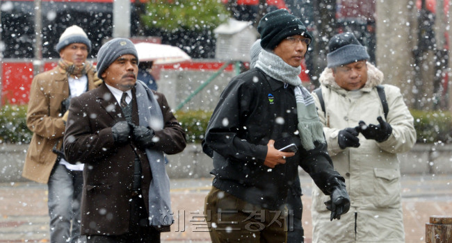 전국 곳곳에 눈이 내린 27일 서울 광화문 네거리에서 외국인 관광객들이 함박눈을 맞으며 관광을 하고 있다.<br />김명섭 기자 msiron@heraldcorp.com
전국 곳곳에 눈이 내린 27일 서울 광화문 네거리에서 외국인 관광객들이 함박눈을 맞으며 관광을 하고 있다.
김명섭 기자 msiron@heraldcorp.com
전국 곳곳에 눈이 내린 27일 서울 광화문 네거리에서 외국인 관광객들이 함박눈을 맞으며 관광을 하고 있다.
김명섭 기자 msiron@heraldcorp.com