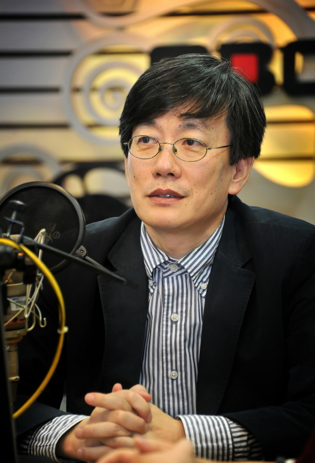 손석희(방송인/전아나운서/JTBC보도담당사장)
South Korea’s broadcast regulator is pushing for disciplinary action against jTBC anchor Sohn Suk-hee for allegedly being biased while reporting on the government’s move to disband a leftist minority party, local media reported Friday.