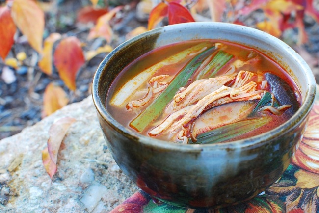 Dakgaejang (spicy chicken soup). (Korean Bapsang)