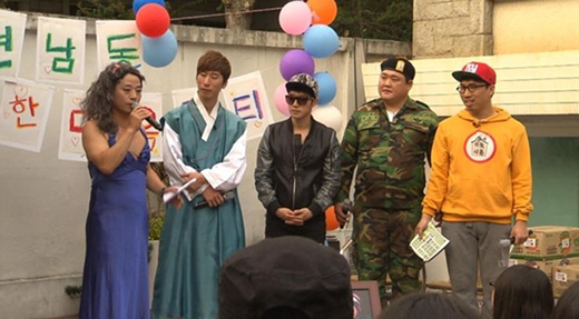 김준호(좌부터/개그맨),양상국(개그맨),허경환(개그맨/가수),김준현(개그맨/가수/오버액션),정태호(개그맨/가수/용감한녀석들)
리얼 버라이어티 예능이 웃음을 유발하기 위해 캐릭터를 만들고 상황을 설정한다. 이 식상함을 떨치면서 나온 게 다큐예능 또는 관찰예능이다.