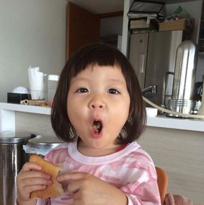 추사랑(화제인물)
방송인 김구라가 추성훈의 딸 추사랑을 차세대 국민여동생으로 지목했다.