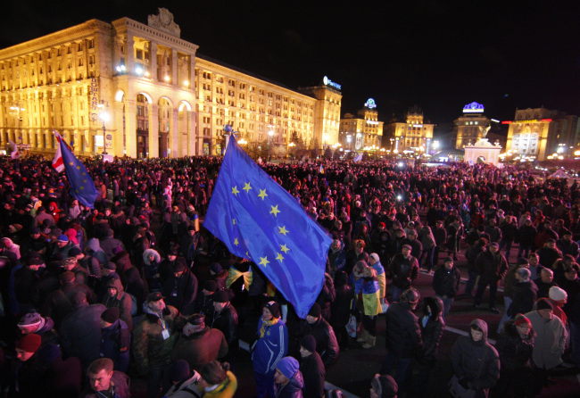 <YONHAP PHOTO-0279> ITAR-TASS: KIEV, UKRAINE. NOVEMBER 30, 2013. A European Union flag flies during a rally in Kyiv?s Independence Square to protest against the government's decision to delay an association deal with the EU. (Photo ITAR-TASS / Maxim Nikitin)/2013-12-01 07:17:48/ <저작권자 ⓒ 1980-2013 ㈜연합뉴스. 무단 전재 재배포 금지.>
A European Union flag flies during a rally in Kiev’s Independence Square on Saturday to protest against the government’s decision to delay a deal with the EU.   ITAR-TASS-Yonhap News