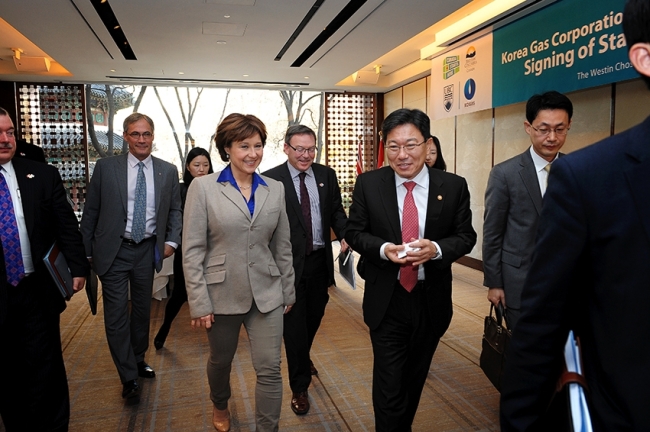 Canadian Ambassador to South Korea David Chatterson (left), Christy Clark, premier of British Columbia (second from left), and Korean Minister of Trade, Industry and Energy Yoon Sang-jick (second from right) enter the Westin Chosun Hotel in Seoul to kick off the Canada-Korea Natural Gas Forum on Nov. 29.   Canadian Embassy