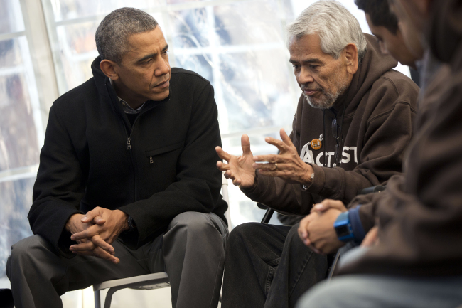 U.S. President Barack Obama (left) listens to Eliseo Medina (right), secretary-treasurer of Service Employees International Union, as he meets with individuals taking part in Fast for Families on the National Mall in Washington on Friday.   AP-Yonhap News
