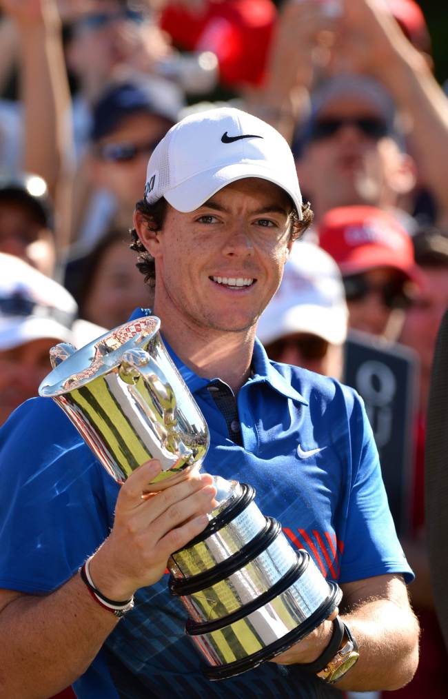 Rory McIlroy of Northern Ireland poses with the winner’s trophy on Sunday.   AFP-Yonhap News