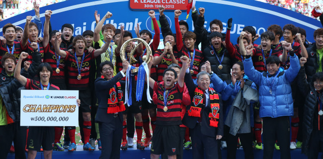 Pohang Steelers players and coaches celebrate their K League Classic title on Sunday.   Yonhap News