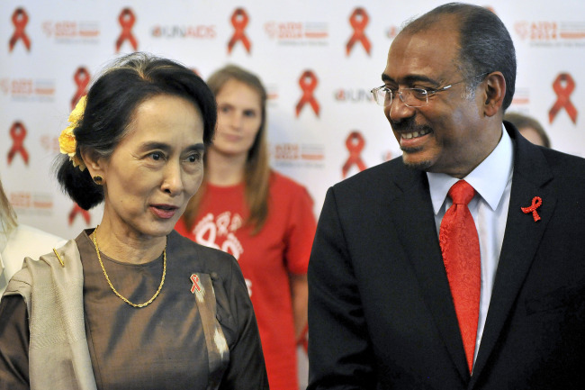 Myanmar opposition leader Aung San Suu Kyi (left) and Under-Secretary General of the U.N. and UNAIDS executive director Michel Sidibe attend the launch of the AIDS 2014 world conference in Melbourne, Australia, Sunday.   AP-Yonhap News