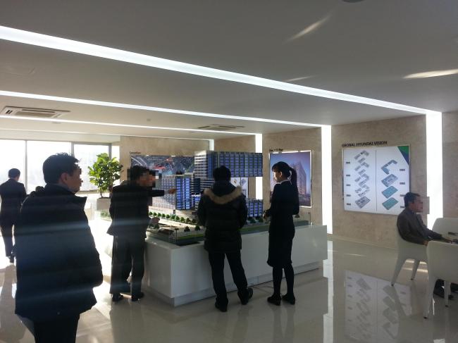 서울 문정지구 현대지식산업센터 홍보관 사무실에 평일 임에도 제조업체 사장님들이 몰려들고 있다.