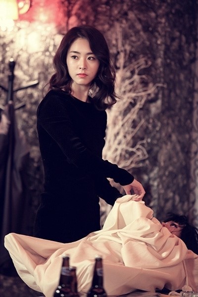 이연희(탤런트/영화배우)
2013년 마지막 브라운관에서 ‘별들의 전쟁’이 펼쳐진다. 14년 만에 안방 복귀에 나서는 전지현, ‘구가의 서’를 통해 짧고 강한 존재감을 보여줬던 이연희는 물론, 결혼 이후 오랜만에 시청자와 만날 한혜진과 소녀시대의 ‘비주얼 담당’ 윤아가 1년8개월 만에 연기 도전장을 던진다. ‘멜로의 계절’에 찾아온 드라마들 덕에 볼거리가 많아진 만큼, 이들의 시청률 경쟁도 만만치 않을 전망이다.