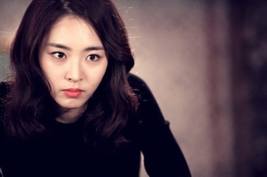 이연희(탤런트/영화배우)
2013년 마지막 브라운관에서 ‘별들의 전쟁’이 펼쳐진다. 14년 만에 안방 복귀에 나서는 전지현, ‘구가의 서’를 통해 짧고 강한 존재감을 보여줬던 이연희는 물론, 결혼 이후 오랜만에 시청자와 만날 한혜진과 소녀시대의 ‘비주얼 담당’ 윤아가 1년8개월 만에 연기 도전장을 던진다. ‘멜로의 계절’에 찾아온 드라마들 덕에 볼거리가 많아진 만큼, 이들의 시청률 경쟁도 만만치 않을 전망이다.