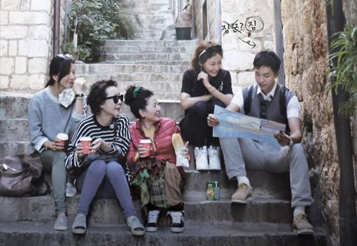 김희애(좌부터/탤런트/영화배우),윤여정(탤런트/영화배우),김자옥(탤런트/영화배우),이미연(영화배우),이승기(가수/탤런트)
tvN ‘꽃보다 누나’가 방송 1회만에 시청률 두 자릿수(10.5% 닐슨코리아)를 기록했다. 대단한 일이다. 이는 콘텐츠면에서 지상파와 대등하거나 지상파를 압도한다는 의미다. 요즘 같은 현실에서는 지상파 예능도 두 자릿수 시청률을 내는 것이 쉽지 않은 데 케이블 예능이 두자릿수 시청률을 만들어냈다면 케이블 역사에서는 큰 사건이나 다름없다. 몇가지 요인이 잘 물려간 덕분이다.