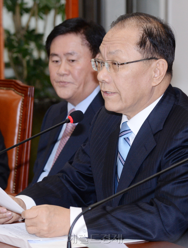 황우여 4자회담 수용-새누리당 황우여 대표와 최경환 원내대표를 비롯한 당 지도부는 2일 오전 국회 대표최고위원실에서 최고위원회의를 열고 예산안 심의 착수 등 정기국회 전략에 대해 논의하고 있다. 박현구 기자phko@heraldcorp.com
황우여 4자회담 수용-새누리당 황우여 대표와 최경환 원내대표를 비롯한 당 지도부는 2일 오전 국회 대표최고위원실에서 최고위원회의를 열고 예산안 심의 착수 등 정기국회 전략에 대해 논의하고 있다. 박현구 기자phko@heraldcorp.com