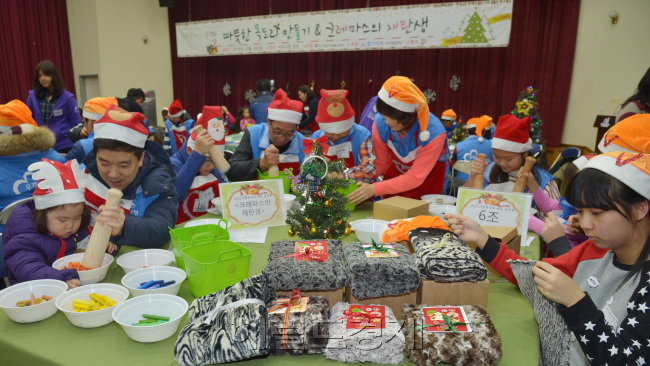 서울시 서초구자원봉사센터는 1일 오전 서초구청 강당에서 2013자원봉사로 하는 송년회를 열어 우리은행 서초영업본부 직원봉사단과 지역주민들이 사랑의 목도리와 헌 크레파스를 새 크레파스로 만들고 있다.<br />김명섭 기자 msiron@heraldcorp.com
서울시 서초구자원봉사센터는 1일 오전 서초구청 강당에서 2013자원봉사로 하는 송년회를 열어 우리은행 서초영업본부 직원봉사단과 지역주민들이 사랑의 목도리와 헌 크레파스를 새 크레파스로 만들고 있다.
김명섭 기자 msiron@heraldcorp.com
서울시 서초구자원봉사센터는 1일 오전 서초구청 강당에서 2013자원봉사로 하는 송년회를 열어 우리은행 서초영업본부 직원봉사단과 지역주민들이 사랑의 목도리와 헌 크레파스를 새 크레파스로 만들고 있다.
김명섭 기자 msiron@heraldcorp.com