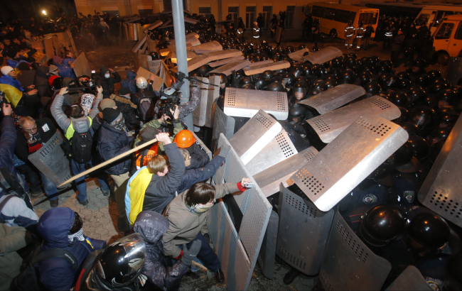 <YONHAP PHOTO-0080> Protesters clash with police guarding the presidential administration building in downtown Kiev, Ukraine, on Sunday, Dec. 1, 2013. More than 100,000 demonstrators chased away police to rally in the center of Ukraine?s capital. Police allowed the rally to proceed peacefully, but when a few thousand protesters tried to storm the nearby presidential administration building with a front loader, riot police used tear gas, truncheons and flash grenades to drive them back. Dozens of people with what appeared to be head injuries were taken away by ambulance. (AP Photo/Sergei Grits)/2013-12-02 02:18:43/ <저작권자 ⓒ 1980-2013 ㈜연합뉴스. 무단 전재 재배포 금지.>
Protesters clash with police guarding the presidential administration building in Kiev on Sunday.   AP-Yonhap News
Protesters clash with police guarding the presidential administration building in Kiev on Sunday.   AP-Yonhap News