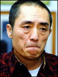 장예모(장이머우/ZhangYimou/영화감독/전영화배우)
중국이 낳은 영화 거장 장이머우(張藝謀·사진) 감독이 중국의 한 자녀 규정을 어기고 많은 자녀를 낳은 사실을 결국 시인했다. 신징바오(新京報)는 장 감독 부부가 ‘이머우공작실(藝謀工作室)’ 명의로 1일 저녁 성명을 통해 부인 천팅과의 사이에 2남1녀를 양육하고 있음을 밝혔다고 2일 전했다.
