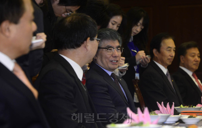 김중수(금융인/전대학총장/한국은행총재)
김중수 한국은행 총재는 2일 서울 남대문로 한은 본관에 열린 비(非)은행 금융협회장들과 간담회에서 “미국의 양적완화 축소 시작은 시간문제로, (이를 통해) 결과적으로 나타나는 것은 금리인상”이라면서 “스트레스테스트(경제모형분석) 결과 금리인상 시 증권사, 카드사의 수익성이 어려워지는 것으로 나타났다”고 말하고 있다.
