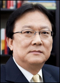 박근희(기업인/삼성생명대표이사부회장)
박근희 삼성생명 부회장은 대표이사직에서 물러나며 “벌여놓은 사업이 많은데 (회사를) 떠나게 됐다. 후임 대표가 후배이고 하니 잘 보필하라”고 당부했다.