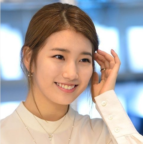 수지(배수지/가수/미쓰에이)
KBS 2TV 예능프로그램 ‘해피선데이-1박2일 시즌3’는 김주혁, 김준호, 데프콘, 차태현, 김종민, 정준영 등 여섯 멤버과 새로운 출발을 선보였다. 새로운 멤버들로 단장한 ‘1박2일’은 오는 8일 방송될 ‘강원도 인제 두 번째 여행 이야기’에서 ‘모닝엔젤’ 제도를 선보일 예정이다. 첫 ‘모닝엔젤’은 국민첫사랑이라 불리는 미쓰에이 멤버 수지다.