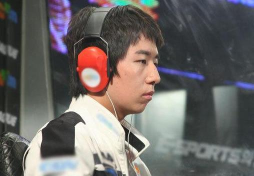 마재윤(전프로게이머)
국내 e스포츠 리그에서 승부조작 사건에 연루돼 영구제명 당한 프로게이머 출신 마재윤이 비상식적인 행동으로 도마 위에 올랐다.