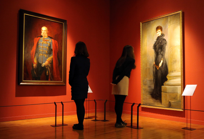 People view paintings of Queen Elizabeth (right) and King Franz Joseph at the “Magnificent Life of Hungarian Aristocracy under the Reign of the Habsburg Dynasty, in the 17-19th Century” at the National Palace Museum in Seoul on Monday.    Yonhap News