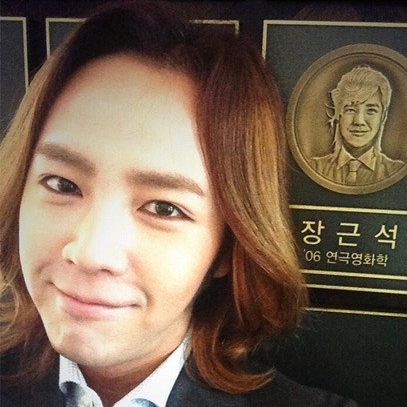 장근석(영화배우)
배우 장근석이 태풍 피해를 입은 필리핀에 거액을 기부했다.
　