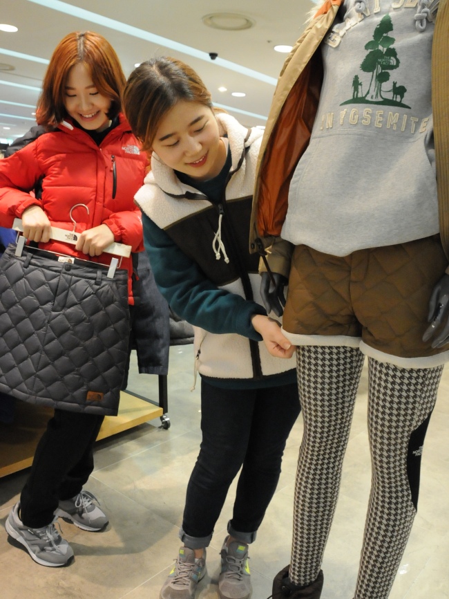 때이른 한파의 영향으로 부산에서도 다운(Down)소재의 방한상품 열풍이 거세게 불고 있다. 지난 겨울 벌어진 다운재킷 품귀현상이 일어난데다, 올 겨울 추위도 예년보다 길고 매서울 것으로 예상되자, 고객들도 자연스럽게 겨울 방한상품으로 보온성이 돋보이는 다운상품에 높은 관심을 기울이고 있기 때문.