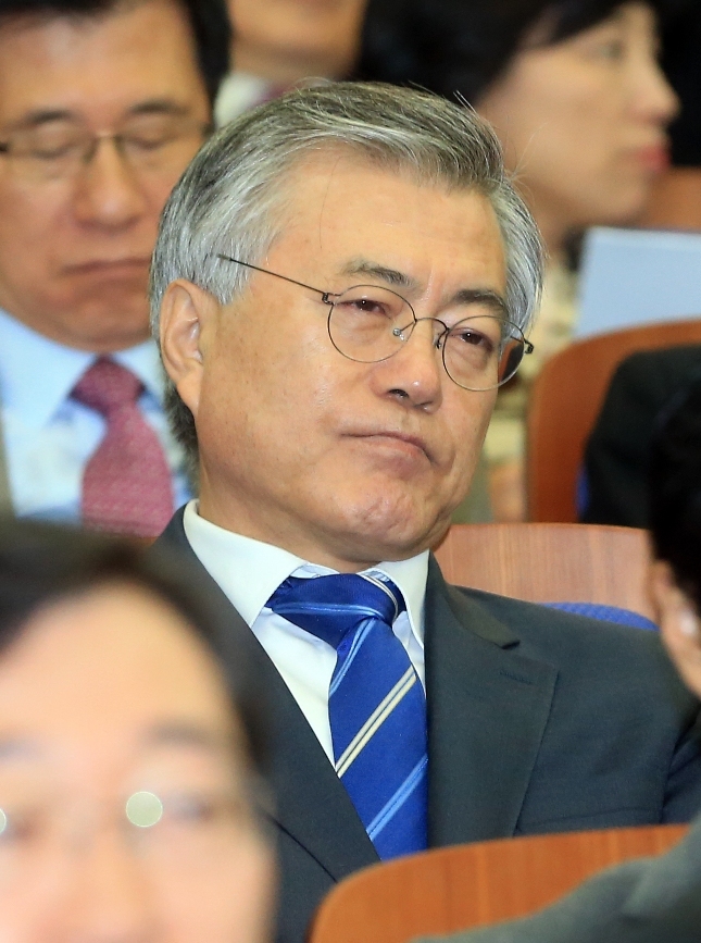 문재인(국회의원/사회기관단체인/혁신과통합상임대표)
민주당 문재인 의원이 2일 “새누리당과 청와대가 지난 대선의 불공정성에 대해 일종의 ‘컴플렉스’ 같은 게 있는 것 같다”고 주장했다.
