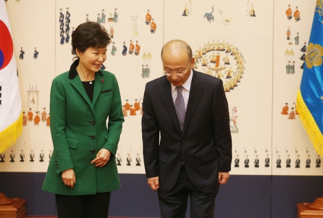 박근혜(좌부터/대통령/대한민국대통령),문형표(연구인/한국개발연구원선임연구위원)
문형표 보건복지부장관이 2일 청와대에서 박근혜 대통령에게 임명장을 받은 뒤 기념촬영에 앞서 고개숙여 인사하고 있다. (연합뉴스)