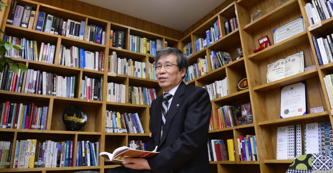 김성곤(교수/문학평론가/서울대학교교수/한국문학번역원원장)
Last month, the Literature Translation Institute of Korea published a five-volume series of English translations of classic Korean literature in collaboration with The Korea Herald, an effort that took nearly one year to bear fruit.