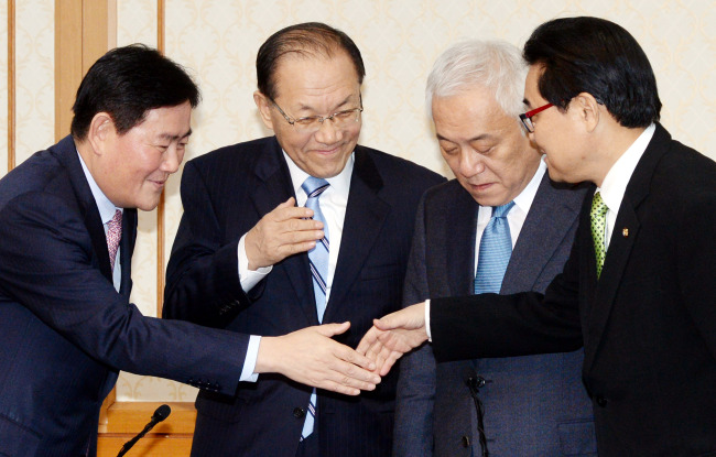 최경환(좌부터/국회의원/전정무직공무원/새누리당원내대표/한국여자농구연맹총재),황우여(국회의원/새누리당대표최고위원),김한길(국회의원/민주당당대표),전병헌(국회의원/정당인/민주당원내대표)
Ruling Saenuri Party floor leader Rep. Choi Kyung-hwan (left), its chairman Rep. Hwang Woo-yea (second from left), main opposition Democratic Party chairman Rep. Kim Han-gil (second from right) and its floor leader Rep. Jun Byung-hun meet to discuss ongoing political disputes at the National Assembly on Monday. They failed to reach an agreement. (Park Hyun-koo/The Korea Herald)