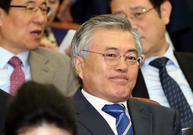 문재인(국회의원/사회기관단체인/혁신과통합상임대표)
Former Democratic Party presidential candidate Rep. Moon Jae-in is once again causing ripples in and outside the party by hinting at his resurgent political ambitions in a recent series of press meetings.