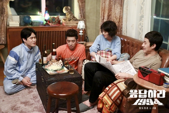 김성균(좌부터/극배우/영화배우),손호준(영화배우/탤런트),고아라(탤런트/영화배우),정우(김정국/영화배우/탤런트)
tvN ‘응답하라 1994(이하 응사)’는 드라마트루기로 볼 때 거친 부분이 많다. 어떤 장면에서는 길게 늘어지기도 한다. 하지만 드라마에 등장하는 하숙집이라는 공간과 인물들이 주는 좋은 느낌은 그것을 상쇄시키고도 남는다.