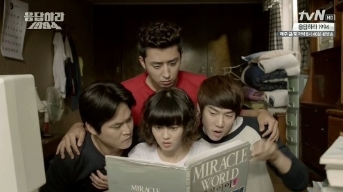 손호준(뒤부터/영화배우/탤런트),김성균(연극배우/영화배우),고아라(탤런트/영화배우),유연석(안연석/탤런트/영화배우)
악마는 디테일에 있다. 순간최고시청률 11.8%. 연일 자체 최고기록을 경신하며 케이블 드라마의 새 역사를 쓰고 있는 ‘응답하라 1994(tvN)’의 숨은 공신은 1994년을 그대로 살린 소품에 있다. 슬램덩크 만화책에 모토로라 삐삐, 대체 어디서 구했는지 의아할 지경인 486컴퓨터까지. ‘응사’가 가까운 과거를 현재로 되살리는 방법은 ‘디테일의 힘’에서 나왔다.