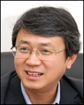 김도경(교수/카이스트교수)
국내 연구진이 이차전지로 널리 사용 중인 리튬이온전지보다 수명이 긴 리튬황 이차전지를 개발했다. 이번에 개발된 전지는 최근 전기료 인상과 원전 비중 감소에 따른 대체재로 각광받고 있는 재생에너지의 저장장치와 무인기,전기자동차에도 활용이 가능할 것으로 기대되고 있다.
