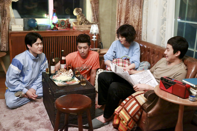 김성균(좌부터/극배우/영화배우),손호준(영화배우/탤런트),고아라(탤런트/영화배우),정우(김정국/영화배우/탤런트)
tvN ‘응답하라 1994(이하 응사)’는 드라마트루기로 볼 때 거친 부분이 많다. 어떤 장면에서는 길게 늘어지기도 한다. 하지만 드라마에 등장하는 하숙집이라는 공간과 인물들이 주는 좋은 느낌은 그것을 상쇄시키고도 남는다.
