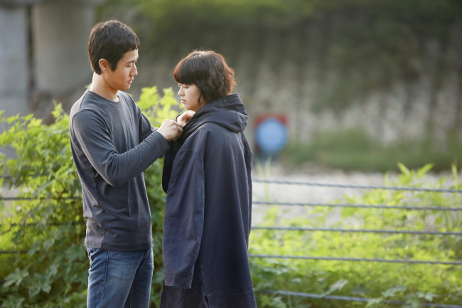 정우(좌부터/김정국/영화배우/탤런트),고아라(탤런트/영화배우)
tvN ‘응답하라 1994(이하 응사)’는 드라마트루기로 볼 때 거친 부분이 많다. 어떤 장면에서는 길게 늘어지기도 한다. 하지만 드라마에 등장하는 하숙집이라는 공간과 인물들이 주는 좋은 느낌은 그것을 상쇄시키고도 남는다.