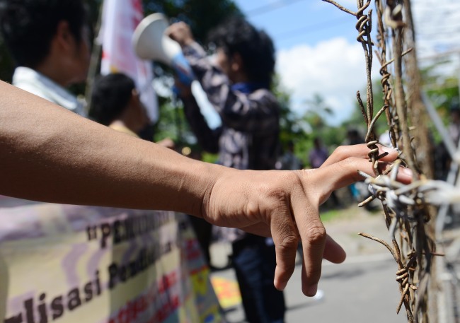 People protest the WTO conference in front of the U.S. consulate in Denpasar, Bali, Monday.   AFP-Yonhap News