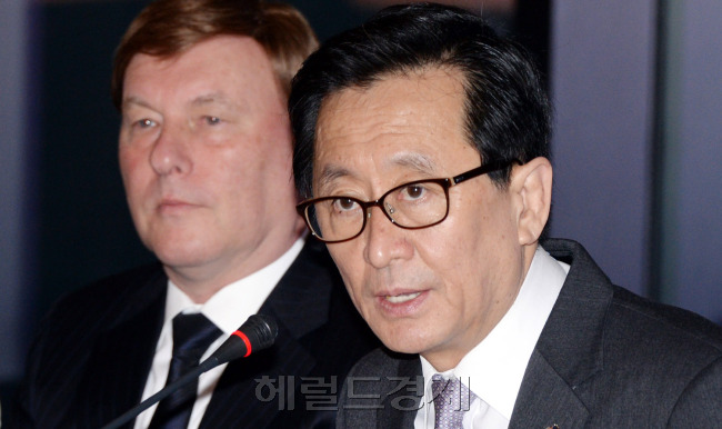 최수현(금융인/전공무원/금융감독원원장)
최수현 금융감독원장이 3일 서울 여의도 콘래드호텔에서 외국계 금융사 최고경영자(CEO)들과 간담회를 열고 “최근 동양 사태와 국민은행 사태가 발생한 것에 대해 유감스럽게 생각한다. 감독당국은 이런 일들이 다시 일어나지 않도록 제도 개선을 강구하고 금융윤리를 확립하겠다”고 말하고 있다.