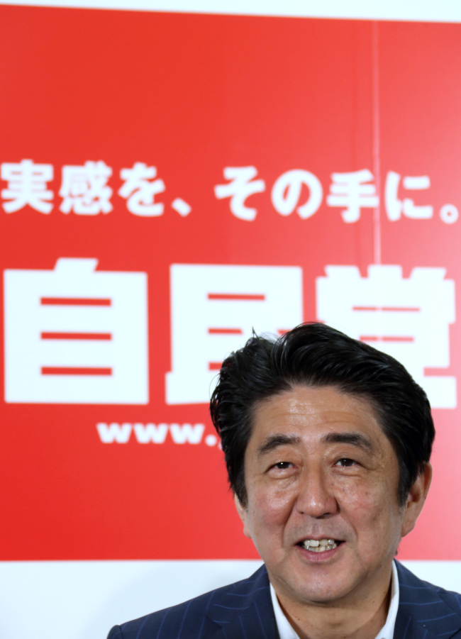 아베신조(AbeShinzo/정치인/일본총리)
일본 아베 신조(安倍晋三) 총리가 취임한 지 오는 26일로 1년을 맞는다. ‘아베노믹스’로 대변되는 아베 총리의 대대적 경기 부양책으로 지난 1년간 일본 경제는 기록 경신의 한 해를 보냈다.