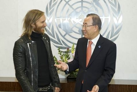 데이비드게타(좌부터/DavidGuetta/DJ),반기문(국제기관단체인/전정무직공무원/UN사무총장)
프랑스 출신 세계적인 DJ 데이비드 게타(David Guetta)가 유엔의 난민문제해결 기금 모금을 위한 캠페인 ‘더 월드 니즈 모어(The World Needs More)’ 홍보 싱글 ‘원 보이스(One Voice)’를 공개했다.