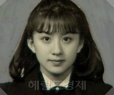 김희애(탤런트/영화배우)
배우 김희애의 가수 시절 모습이 화제를 모으고 있는 가운데 그녀의 졸업사진도 눈길을 끈다.