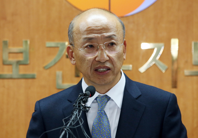 문형표(연구인/한국개발연구원선임연구위원)
New Health and Welfare Minister Moon Hyung-pyo took office Monday with little political capital to use to persuade opposition parties to accept controversial pension schemes and downscaled welfare policies.