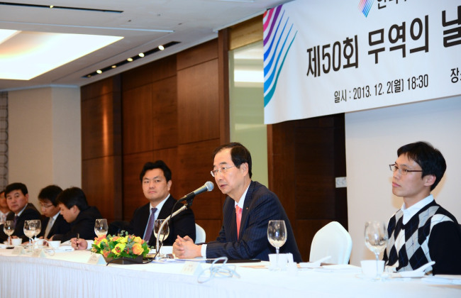 한덕수(경제기관단체인/전국무총리/한국무역협회회장)
Han Duck-soo, CEO and chairman of the Korea International Trade Association, speaks at the press briefing on Monday celebrating the 50th anniversary of the nation’s Trade Day, which is on Dec. 5.   KITA